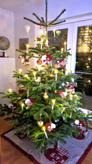 juletræ med hæklet pynt